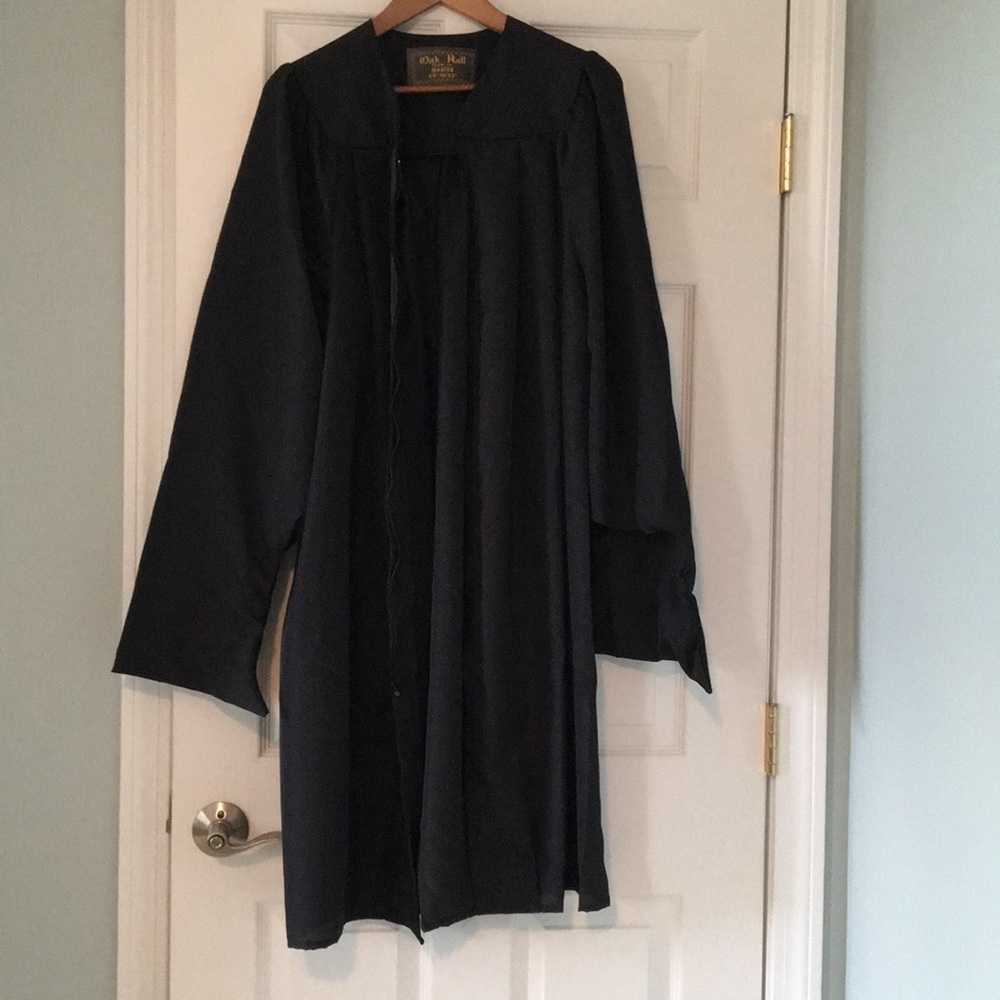 Oak Hall graduation gown 🎓 Master 5’0” to 5’2”